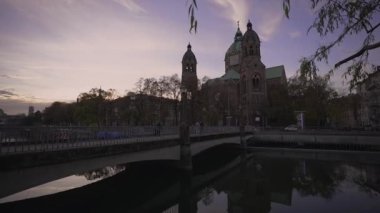 Isar nehri yakınlarındaki St. Luke Kilisesi ve Wehrsteg köprüsü, Münih, Almanya. Saint Lucas Kilisesi, Isar Nehri, Lehel, Munchen, Yukarı Bavyera, Bavyera, Almanya. Wehrsteg Köprüsü. Saint Lukas Kubbesi Katedrali. 