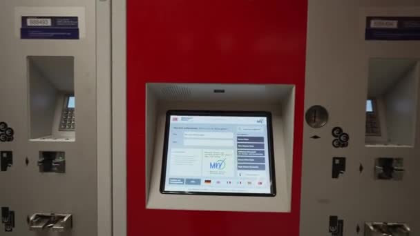 Listopada 2022 Monachium Niemcy Automat Sprzedaży Biletów Kolejowych Niemieckiego Przedsiębiorstwa — Wideo stockowe