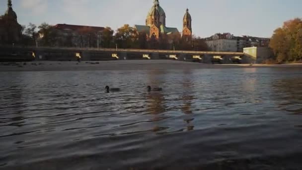 Kościół Łukasza Pobliżu Rzeki Isar Mostu Wehrsteg Monachium Niemcy Kościół — Wideo stockowe