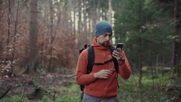 Outdoor Mapping Wandeling Man Wandelaar Maakt Gebruik Van Smartphone Navigeren — Stockvideo