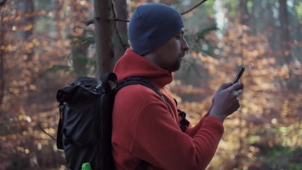 Πεζοπόρος Χρήση Smartphone Για Πλοήγηση Στο Δάσος Κατά Διάρκεια Του — Αρχείο Βίντεο