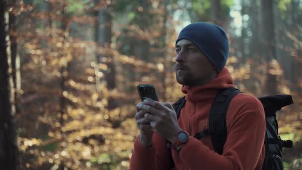 Kaarten Buiten Tijdens Het Wandelen Wandelaar Gebruiken Smartphone Navigeren Het — Stockvideo
