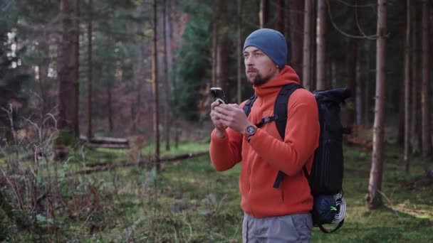 Caminhante Usar Smartphone Para Navegação Madeiras Durante Expedição Caminhadas Livre — Vídeo de Stock