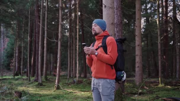 远足时的户外绘图 人类徒步旅行者使用智能手机使用应用程序和数字地图在森林中导航 乘智能手机远足的路线 旅行者通过全球定位系统在树林里领路 旅行和探索 — 图库视频影像