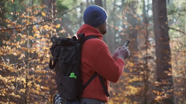 Outdoor Mapping Wandeling Man Wandelaar Maakt Gebruik Van Smartphone Navigeren — Stockvideo