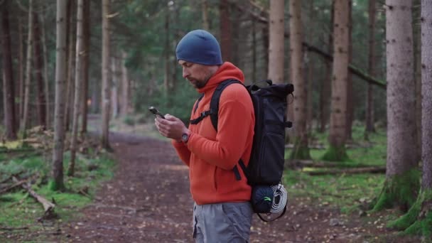 Kaarten Buiten Tijdens Het Wandelen Wandelaar Gebruiken Smartphone Navigeren Het — Stockvideo