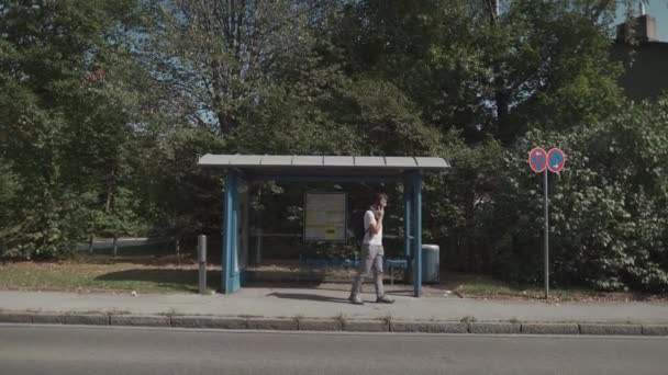 Bărbatul Așteaptă Întârziere Transportul Stația Autobuz Nervos Apeluri Pentru Raporta — Videoclip de stoc