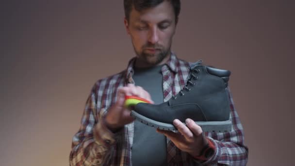 Cuidado Temas Cepillado Zapatos Calientes Expertamente Con Cepillo Pequeño Taller — Vídeo de stock