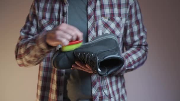 男人在工作室用刷子擦黑靴子 男性用小刷子刷努巴鞋袜 关心冬鞋的主题 洗脏黑落靴 车间鞋清洁剂 — 图库视频影像