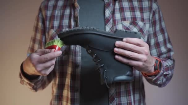 Profesyonel Ayakkabı Bakımı Temizlik Şirketi Adam Kayganlaştırıcı Sürmeden Önce Siyah — Stok video