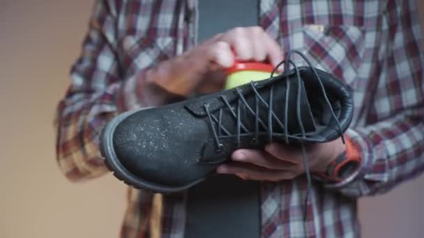 Profesyonel Ayakkabı Bakımı Temizlik Şirketi Adam Kayganlaştırıcı Sürmeden Önce Siyah — Stok video