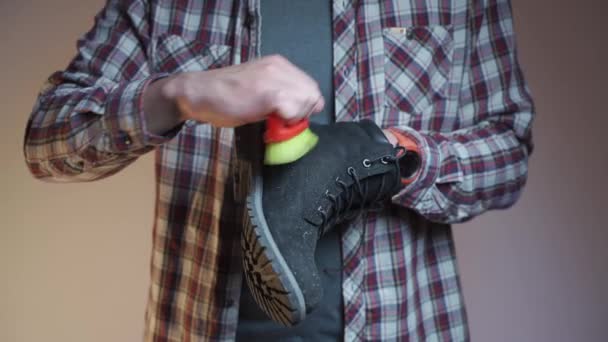 Φροντίδα Θέματος Και Βούρτσισμα Ζεστά Παπούτσια Επιδέξια Μικρό Πινέλο Στο — Αρχείο Βίντεο