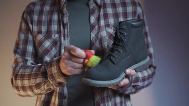 Cuidado Temas Cepillado Zapatos Calientes Expertamente Con Cepillo Pequeño Taller — Vídeo de stock