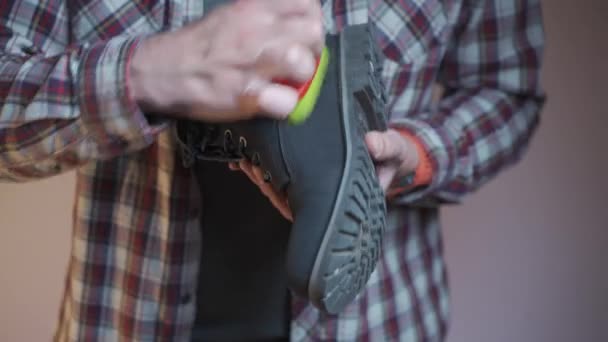 Professionelle Schuhpflege Und Reinigung Unternehmen Der Mann Bürstet Schwarze Wildleder — Stockvideo