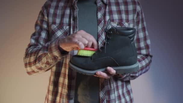 Человек Чистит Черные Сапоги Кисточками Студии Мужчина Чистит Обувь Нубак — стоковое видео