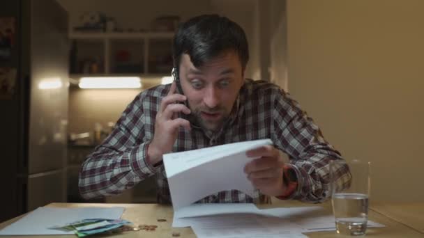 Dotaz Fakturu Daňové Problémy Rozzlobený Muž Emocionálně Diskutuje Výdaje Telefonu — Stock video