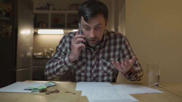 Žádost Fakturu Problémy Daněmi Emocionální Muž Rozmrzelě Diskutoval Výdajích Telefonát — Stock video