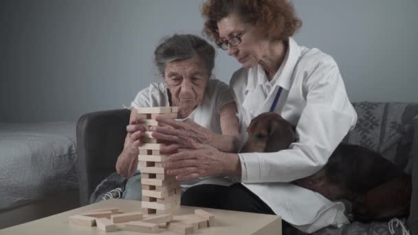 Senioren Vrouwelijke Patiënt Oplossen Puzzel Oude Vrouw Met Cognitieve Stoornis — Stockvideo
