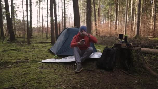 Мужчина Турист Пьет Чай Пользуется Интернетом Смартфоне Палаточном Лагере Время — стоковое видео