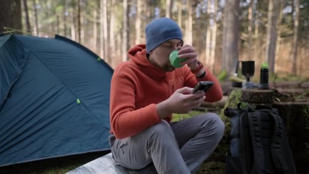 Male Hiker Drinking Tea Surfing Internet Smartphone Tent Camp Hiking — Stock Video