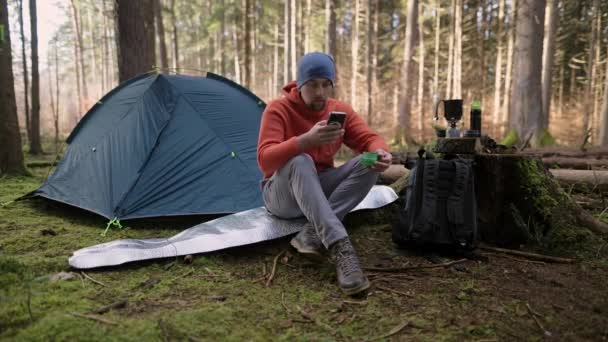 Morgon Campingplats Höstskogen Tursit Surfar Internet Sin Smartphone Medan Han — Stockvideo