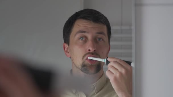 Guy Escova Boca Com Escova Dentes Elétrica Recarregável Sônica Parte — Vídeo de Stock
