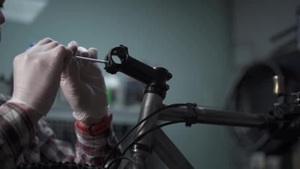 Mecánico Bicicletas Desatornilla Pernos Manillar Bicicleta Montaña Mediante Uso Instrumento — Vídeos de Stock