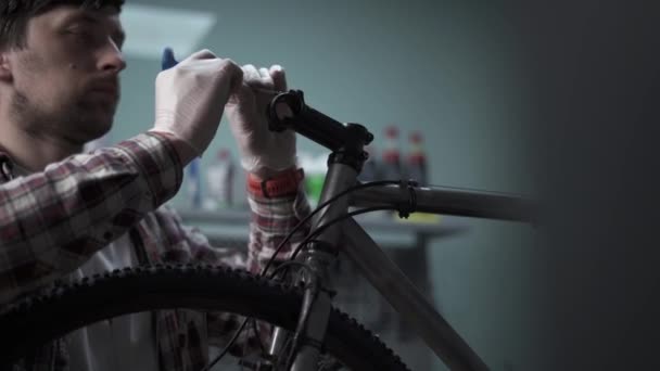 Entretien Vélo Dans Une Station Service Réparateur Travail Technicien Entretien — Video