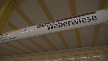 15 Mart 2022. Berlin. Almanya. Weberwiese u bahn istasyonu, Berlin, Friedrichshain bölgesindeki. Weberwiese metro istasyonu. Metro durağı ve sarı vagonlar. Karl Marx Allee Altında U5 Hattı. 