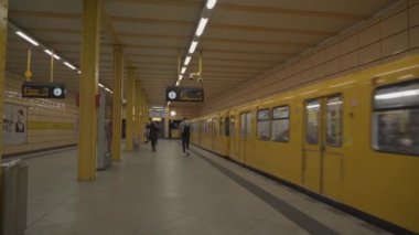 15 Mart 2022. Berlin. Almanya. Weberwiese u bahn istasyonu, Berlin, Friedrichshain bölgesindeki. Weberwiese metro istasyonu. Metro durağı ve sarı vagonlar. Karl Marx Allee Altında U5 Hattı. 