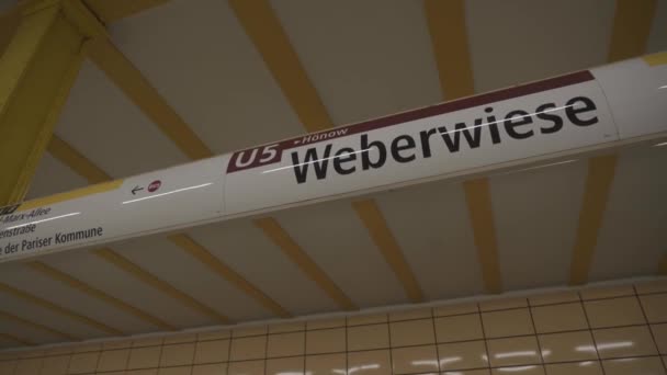 Marzo 2022 Berlino Germania Weberwiese Bahn Station Nel Quartiere Berlinese — Video Stock