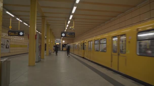 Maart 2022 Berlijn Duitsland Station Weberwiese Bahn Berlijnse Wijk Friedrichshain — Stockvideo