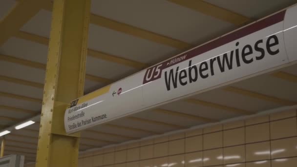 2022年3月15日 Weberwiese Bahn Station Berlin District Friedrichshain Berlin 威伯威斯地铁站地铁站和黄色车厢 马克思 — 图库视频影像