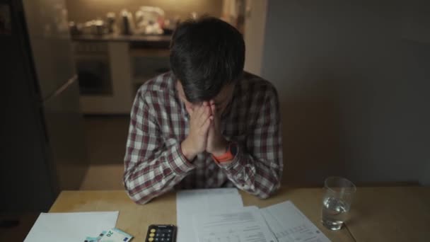Homem Verificar Finanças Domésticas Estressado Homem Paga Contas Mantém Contagem — Vídeo de Stock