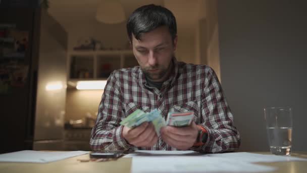 Frustrerad Man Tittar Räkningar Och Beräkna Pengar Miniräknare Kök Lägenhet — Stockvideo