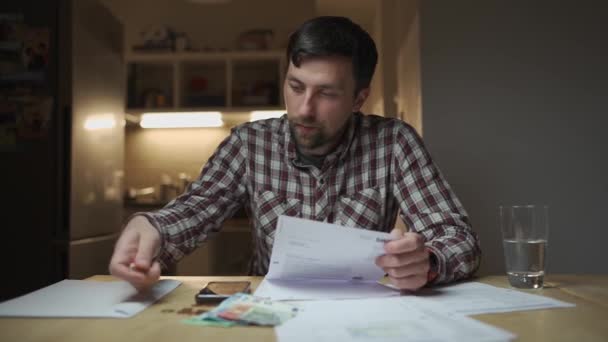 Homme Qui Vérifie Les Finances Stressé Homme Paie Les Factures — Video