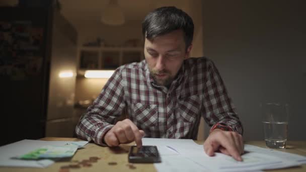 Adam Ekonomisini Kontrol Ediyor Stresli Bir Adam Faturaları Öder Hesap — Stok video