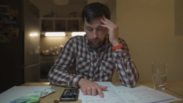 Finanzprobleme Trauriger Mann Der Versucht Hause Der Küche Eine Lösung — Stockvideo