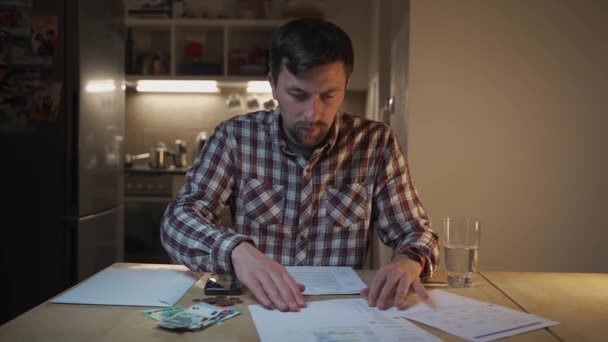 Фінансові Проблеми Сумний Чоловік Намагається Знайти Рішення Податків Боргів Вдома — стокове відео