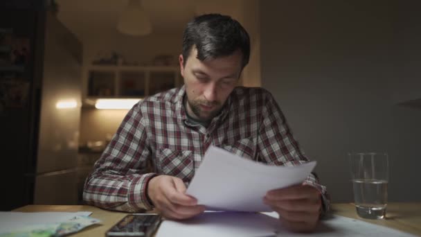 Masalah Keuangan Pria Sedih Mencoba Mencari Solusi Untuk Pajak Dan — Stok Video