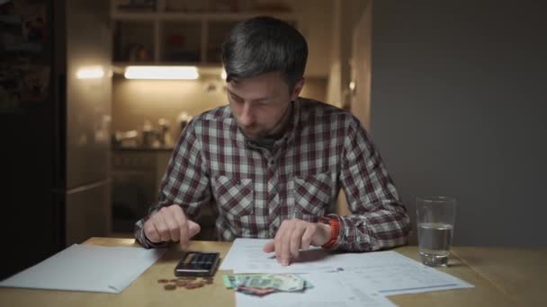 Mann Überprüft Eigenheimfinanzierung Der Gestresste Mann Bezahlt Rechnungen Zählt Die — Stockvideo