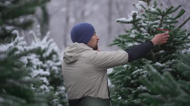 Yeni Yıl Kutlamalarının Sembolü Telefon Alışverişi Yapan Kışın Karlı Havada — Stok video