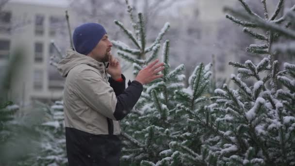 Symbool Van Nieuwjaarsfeesten Man Met Telefoon Winkelen Selecteert Markt Winter — Stockvideo