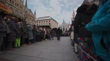 11 Aralık 2022. Münih. Almanya. Marienplatz 'da. Krampuslauf Uber den Munchner Christkindlmark. Krampus 'taki insanlar Münih' teki merkez meydanda maskeli Noel öncesi Krampus Festivali geçit töreninde. 