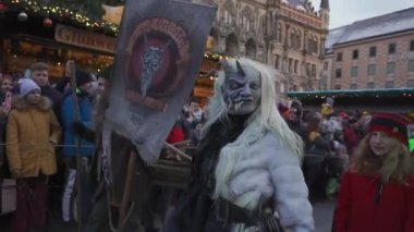 11 Aralık 2022. Münih. Almanya. Marienplatz 'da. Krampuslauf Uber den Munchner Christkindlmark. Krampus 'taki insanlar Münih' teki merkez meydanda maskeli Noel öncesi Krampus Festivali geçit töreninde. 