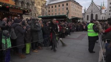 11 Aralık 2022. Münih. Almanya. Marienplatz 'da. Krampuslauf Uber den Munchner Christkindlmark. Krampus 'taki insanlar Münih' teki merkez meydanda maskeli Noel öncesi Krampus Festivali geçit töreninde. 