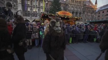 11 Aralık 2022. Münih. Almanya. Marienplatz 'da. Krampuslauf Uber den Munchner Christkindlmark. Krampus 'taki insanlar Münih' teki merkez meydanda maskeli Noel öncesi Krampus Festivali geçit töreninde. 