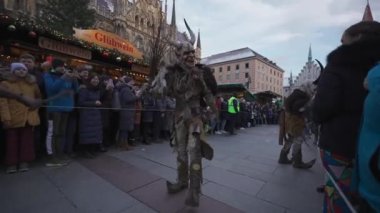 11 Aralık 2022. Münih. Almanya. Marienplatz 'da. Krampuslauf Uber den Munchner Christkindlmark. Krampus 'taki insanlar Münih' teki merkez meydanda maskeli Noel öncesi Krampus Festivali geçit töreninde. 
