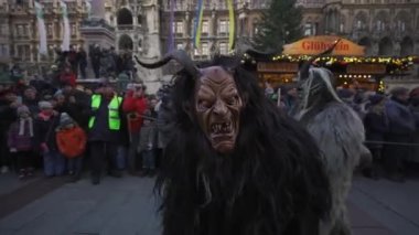 11 Aralık 2022. Münih. Almanya. Marienplatz 'da. Krampuslauf Uber den Munchner Christkindlmark. Krampus 'taki insanlar Münih' teki merkez meydanda maskeli Noel öncesi Krampus Festivali geçit töreninde. 