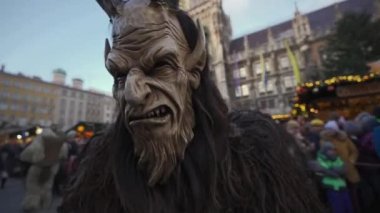 11 Aralık 2022. Münih. Almanya. Marienplatz 'da. Krampuslauf Uber den Munchner Christkindlmark. Krampus 'taki insanlar Münih' teki merkez meydanda maskeli Noel öncesi Krampus Festivali geçit töreninde. 